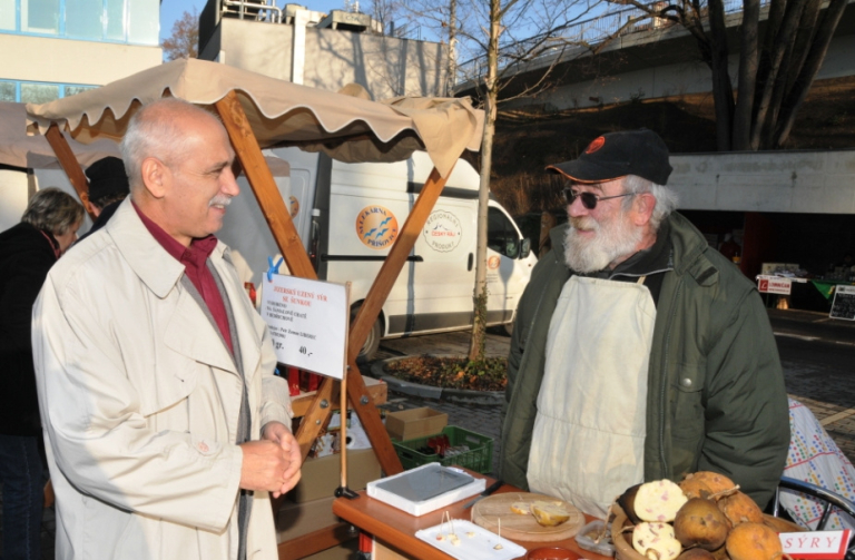 Na Krajských vánočních trzích si náměstek hejtmana Vít Příkaský zakoupil speciální sýr od Petra Zemana zvaného Yetti.